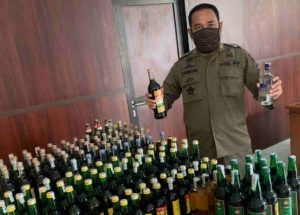 Satpol PP Sumedang Amankan Ratusan Botol Miras di Jalan Prabu Gajah Agung