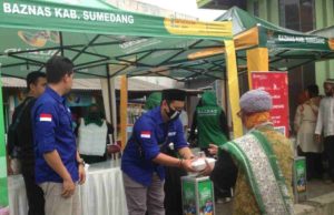 Jumat Berkah, Baznas Sumedang Bagikan Nasi Kotak untuk Jemaah Masjid Agung Tegalkalong