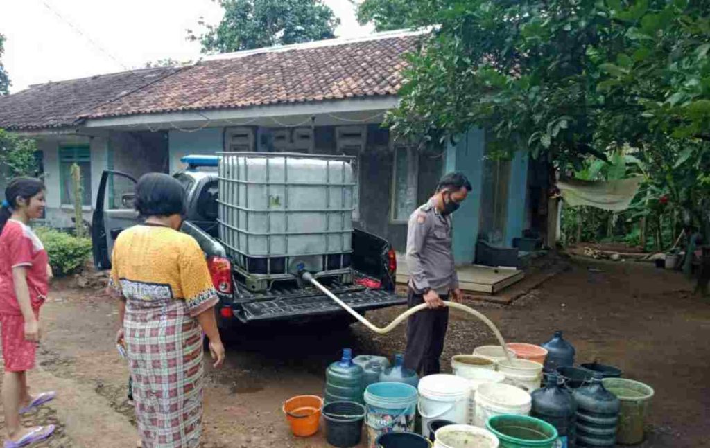 Polsek Cineam  Salurkan Bantuan Air Bersih untuk Warga Madiasari Tasikmalaya