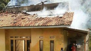 Korsleting Listrik Sebabkan Rumah di Sumedang Terbakar