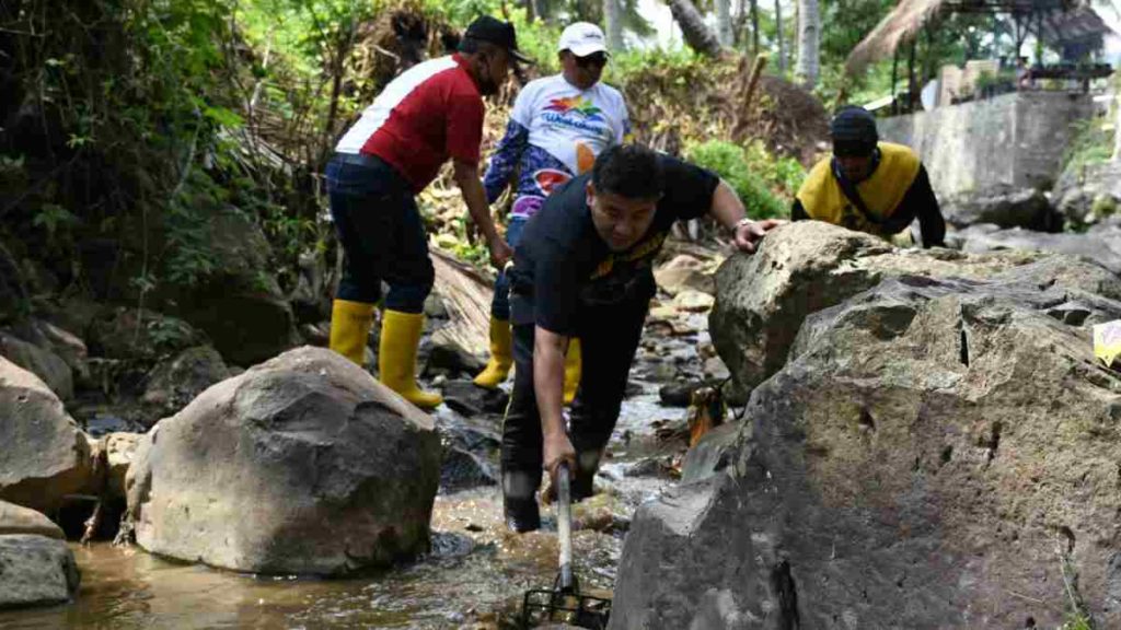 Ketika Wabup Sumedang Turun Tangan, Pungut Sampah yang Cemari Sungai Cipanas