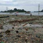 Sampah Menumpuk di Pesisir Waduk Jatigede, Warga Wado Takut Jadi Sumber Penyakit