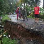 Jalan Penghubung Dua Kecamatan di Conggeang Sumedang Ambles, Akses Ditutup Sementara