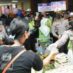 Polres Kota Banjar Bagikan Masker di Pasar Langensari