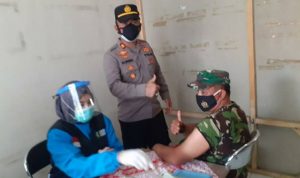 TNI Polri di Paseh Sumedang Antusias Ikuti Vaksinasi Covid-19