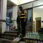Nyamar Jadi Pembeli, Kapolsek Tawang Amankan 95 Botol Miras di Jalan BKR Tasikmalaya