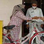 Pedagang Jamu Tradisional di Pangandaran Dapat Sepeda