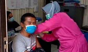Jelang Belajar di Sekolah, Ratusan Guru di Kota Bandung Disuntik Vaksin Covid-19