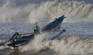 Kapal Nelayan Pangandaran Dihempas Ombak, 3 Orang Hilang