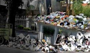 Tumpukkan Sampah di Pinggir Jalan Jadi Pemandangan Tasik Kota Resik