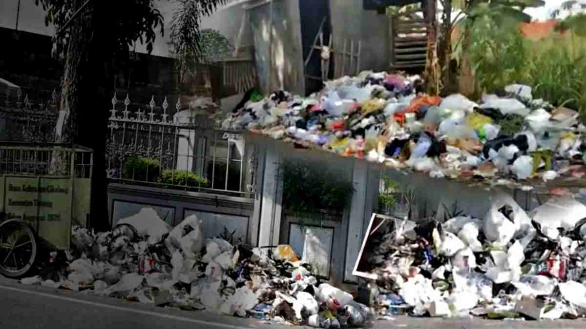 Tumpukkan Sampah Jadi Pemandangan Tasik Kota Resik
