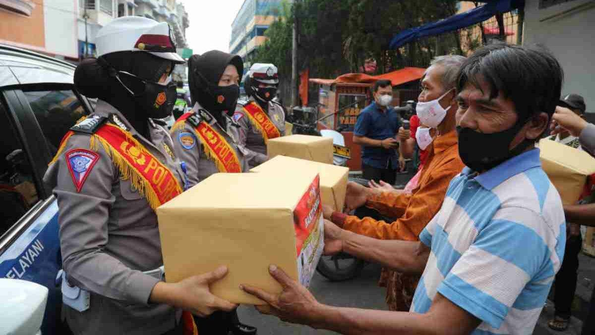 Polres Tasikmalaya Kota Bagikan Sembako dan Masker