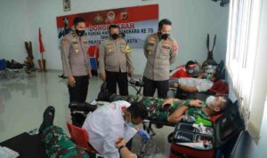 PERSONEL TNI-Polri mengikuti donor darah yang merupakan kegiatan rangkaian HUT Bhayangkara ke 75. indra/ruber.id