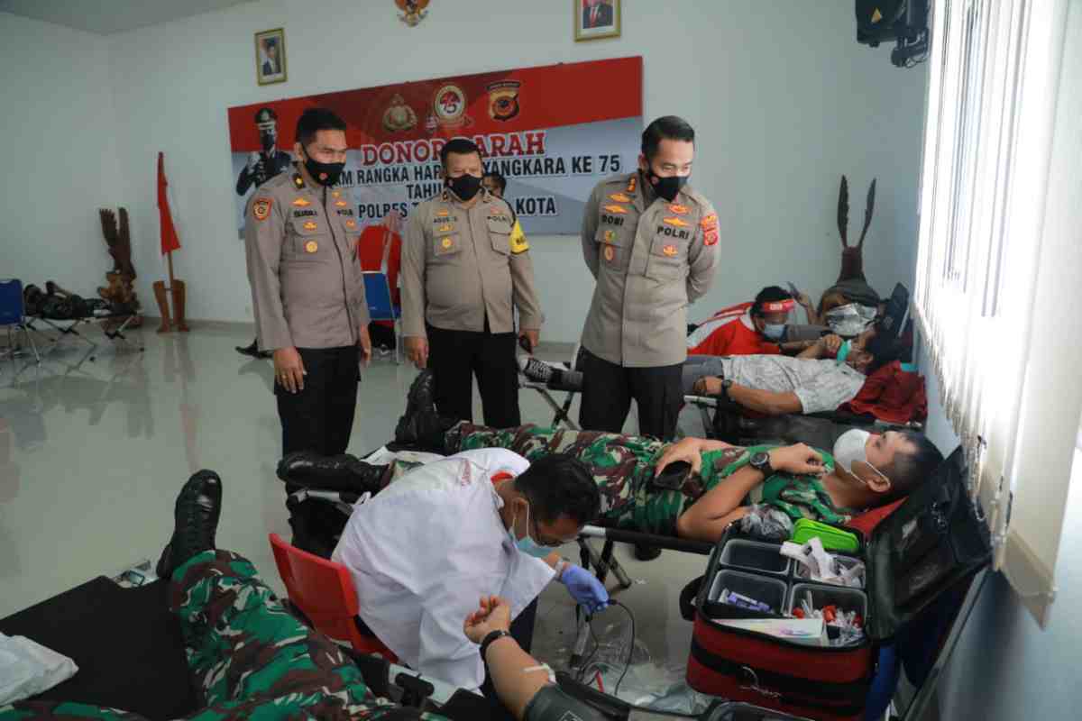 PERSONEL TNI-Polri mengikuti donor darah yang merupakan kegiatan rangkaian HUT Bhayangkara ke 75. indra/ruber.id