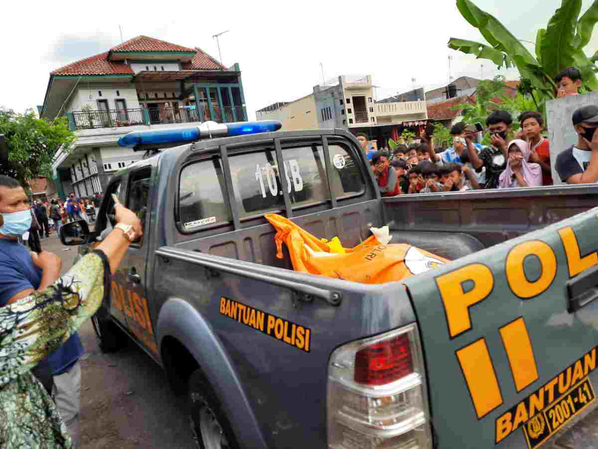 MAYAT tanpa identitas saat hendak dievakuasi polisi ke RSUD dr Soekardjo Kota Tasikmalaya. indra/ruber.id
