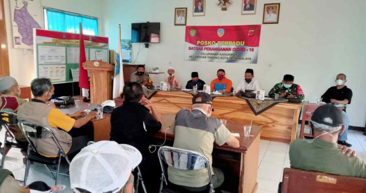 KETUA RW dan beberapa kader Posyandu, dewan masjid, MUI dan tokoh masyarakat Kelurahan Kahuripan, Tawang Kota Tasikmalaya melakukan pertemuan terkait PPKM Darurat. indra/ruber.id