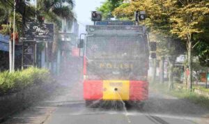 Water Cannon Keliling Pusat Kota Tasikmalaya Semprotkan Disinfektan