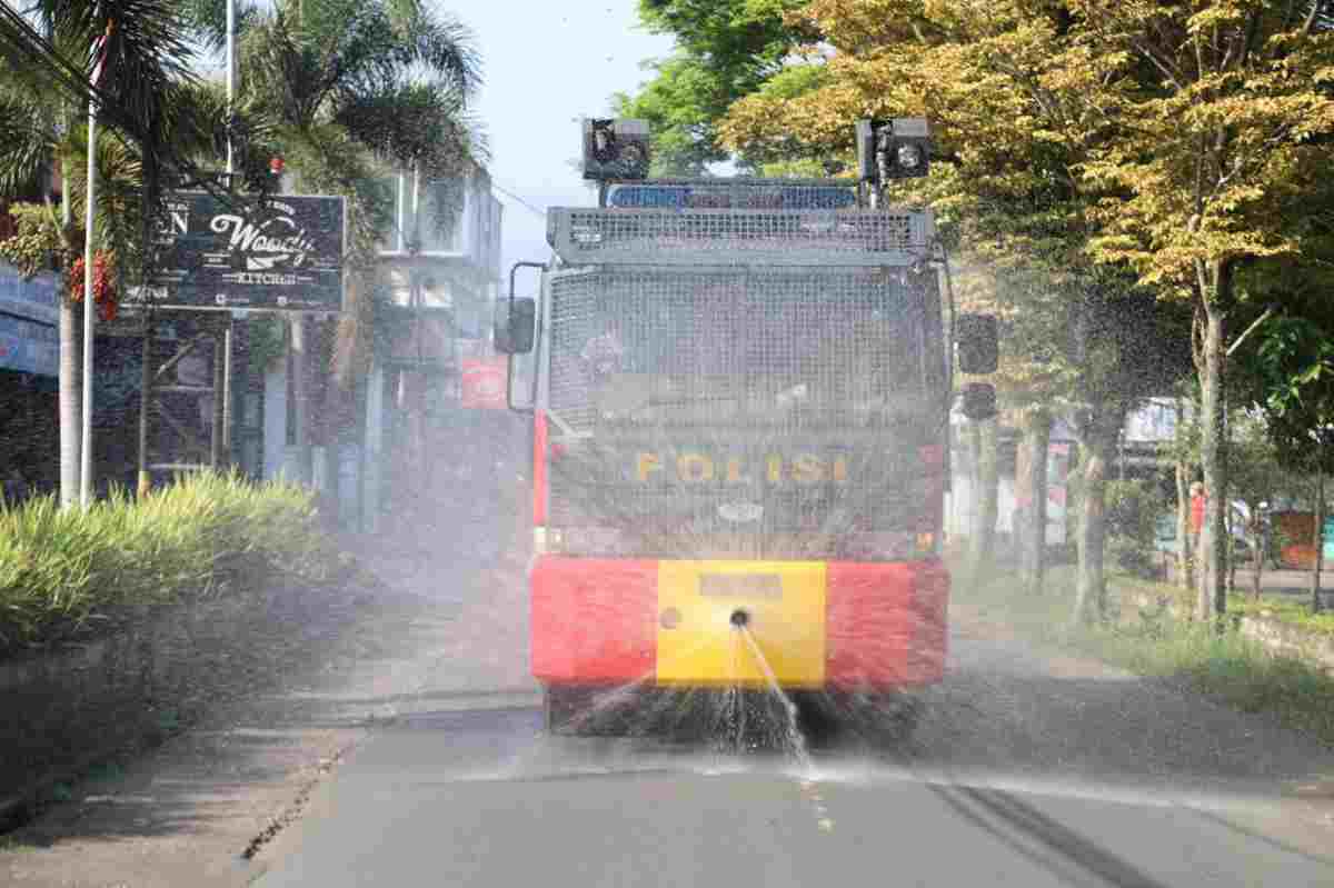 MOBIL Water Cannon menyemprotkan disinfektan di sepanjang jalan-jalan pusat Kota Tasikmalaya, Minggu (4/7/2021). indra/ruber.id