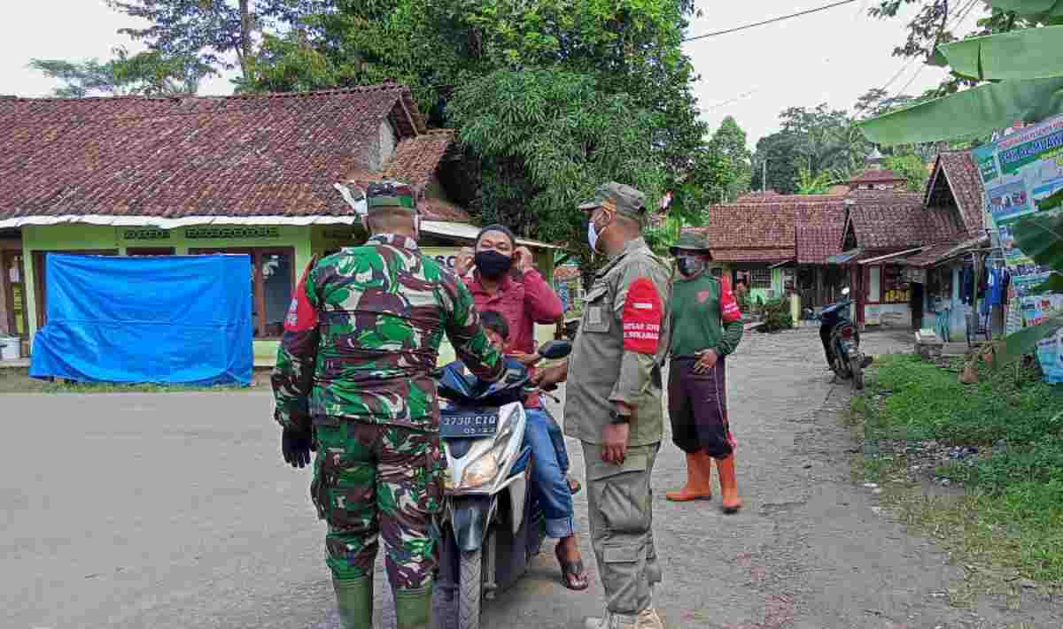 SATGAS Gabungan PPKM Darurat Covid-19 Kabupaten Tasikmalaya memberikan imbauan dan edukasi kepada masyarakat di Tanjungjaya untuk menjalankan protokol kesehatan. indra/ruber.id