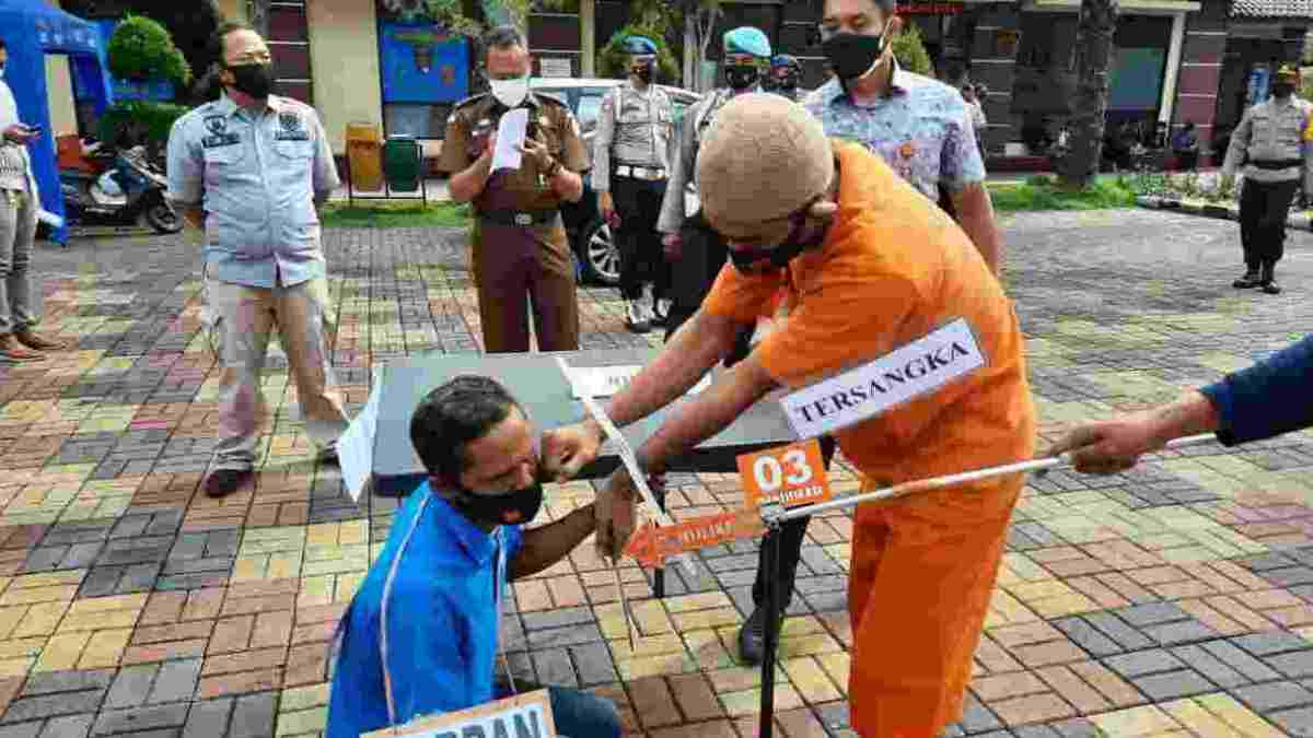 Kasus Pembunuhan Tukang Rongsok di Pasar HPKP Cikurubuk Tasikmalaya digelar di Halaman Mapolres Tasikmalaya