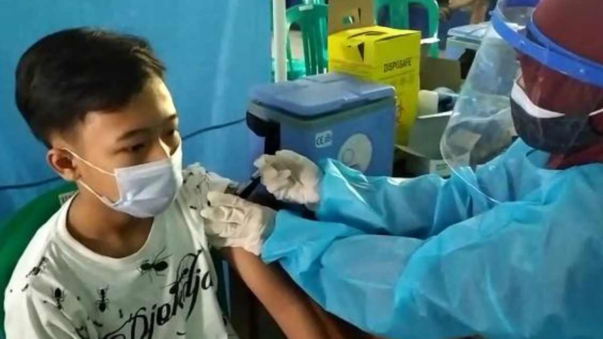 Remaja asal Paseh Sumedang disuntik vaksin Covid-19