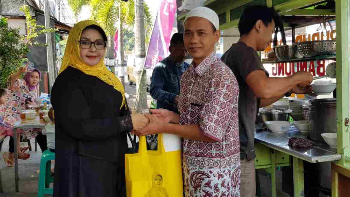 DPP Golkar Pusat Itje Siti Dewi Kuraesin saat bersilaturahmi dengan pelaku UMKM di Sumedang
