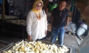 Itje Siti Dewi Kuraesin, saat berkunjung ke sentra tape singkong di Sumedang