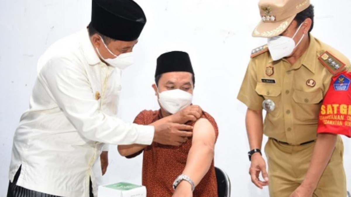 Wagub Jabar tinjau vaksinasi Covid-19 bagi kiai dan ulama Cirebon