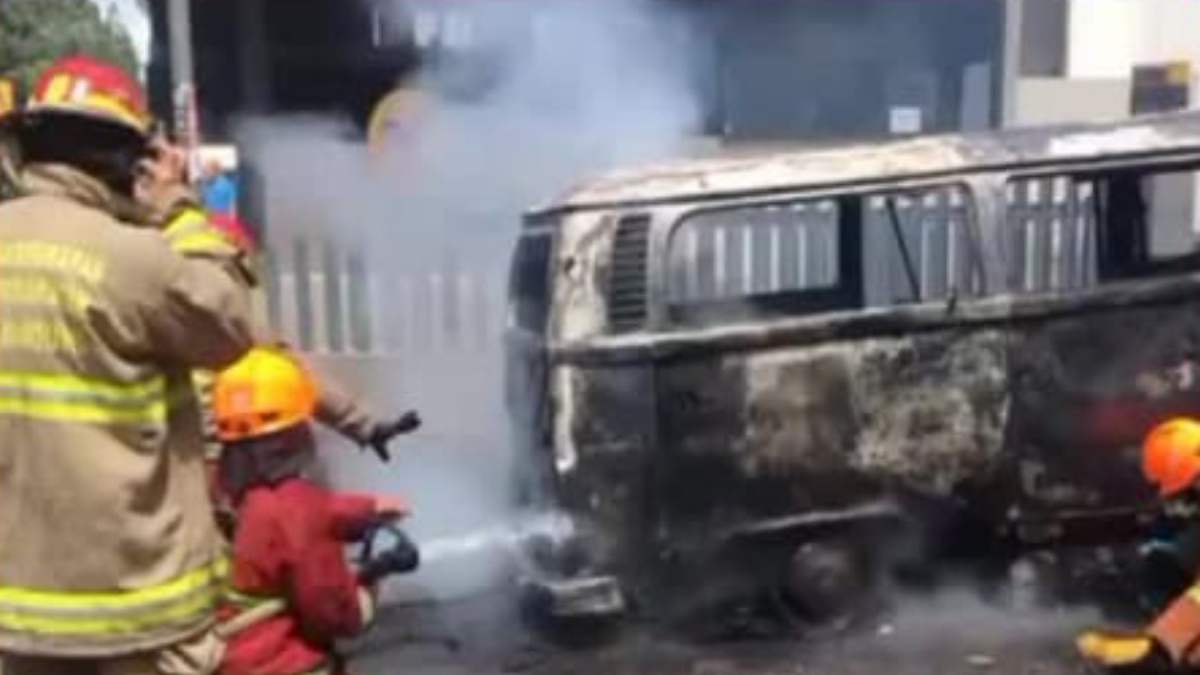 Mobil VW Combi terbakar di Dago Simpang, Kota Bandung