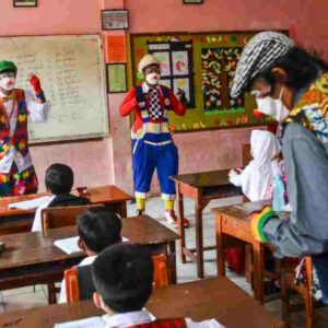 Sosialisasi Prokes ala Badut Tasikmalaya, Pelajar Tak Pakai Masker Diganjar Kartu Merah