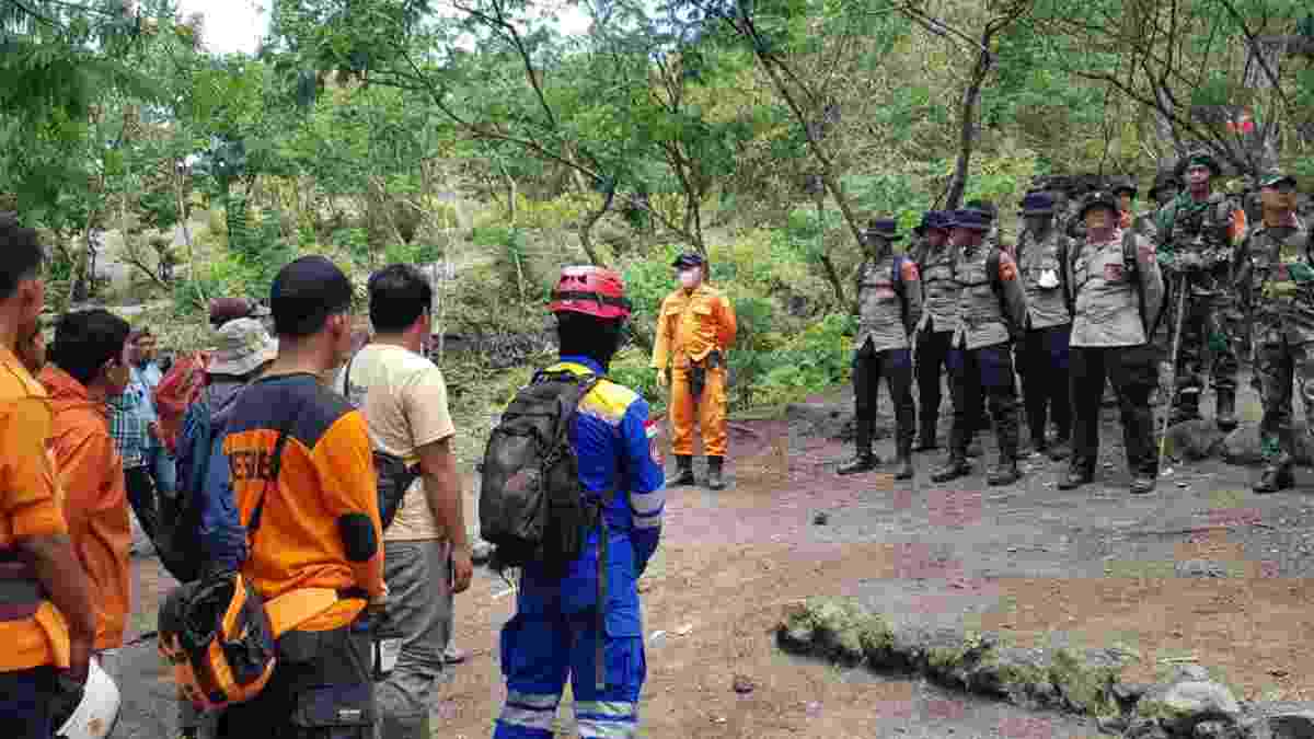 Tim Sar Cari Remaja Hilang Di Gunung Guntur