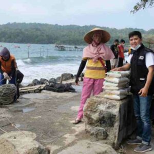ACT Ciamis Gelar Aksi Peduli Pantai dan Nelayan di Pangandaran
