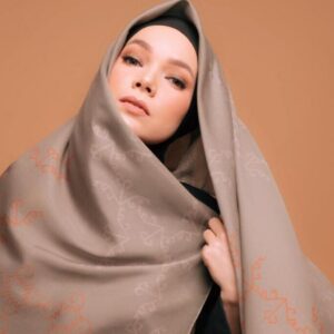 Hijab Stylish ala Dewi Sandra