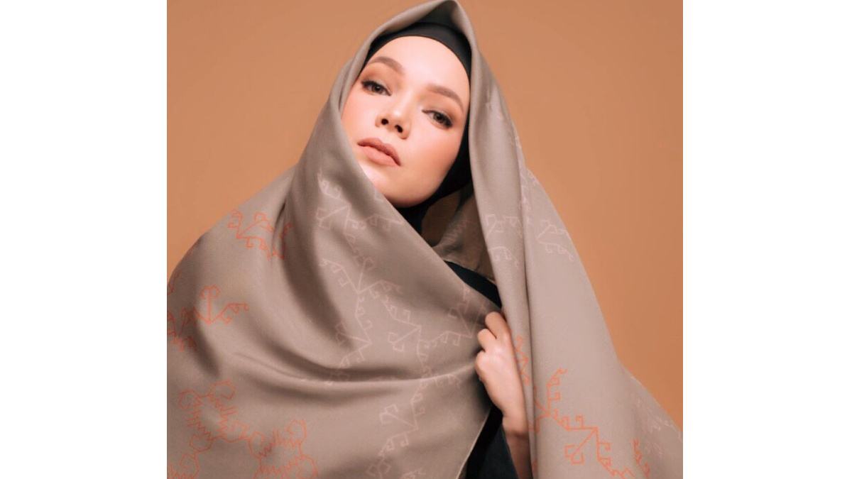 Hijab Stylish ala Dewi Sandra