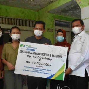 Bupati Sumedang Serahkan Santunan BPJamsostek untuk Ahli Waris Keluarga di Jatinangor