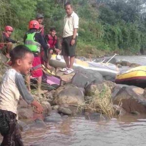 Sensasi Bermain di Sungai Ciwulan Tasikmalaya