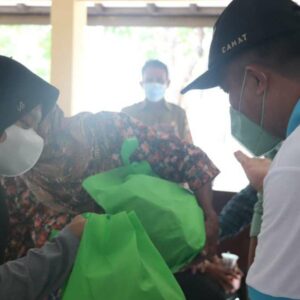 Bumdesma Mitra Utama Salurkan 320 Paket Sembako untuk Warga Ujungjaya Sumedang