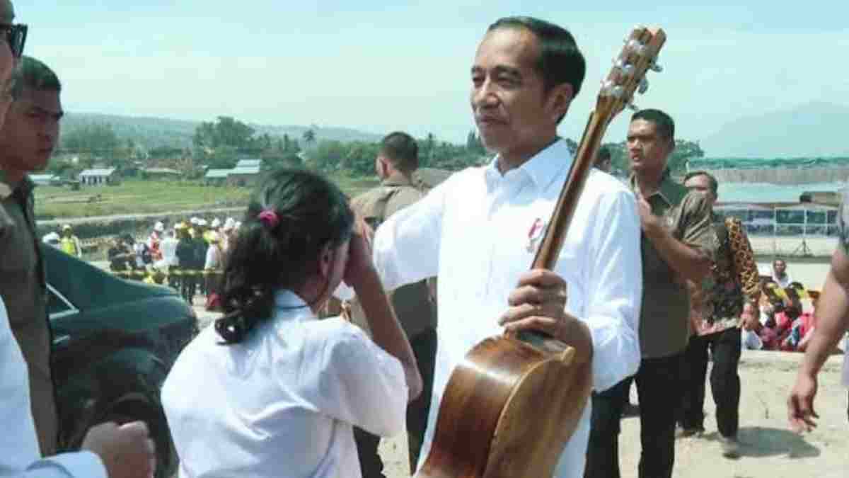 Gitar untuk Jokowi dari Siswi SMP
