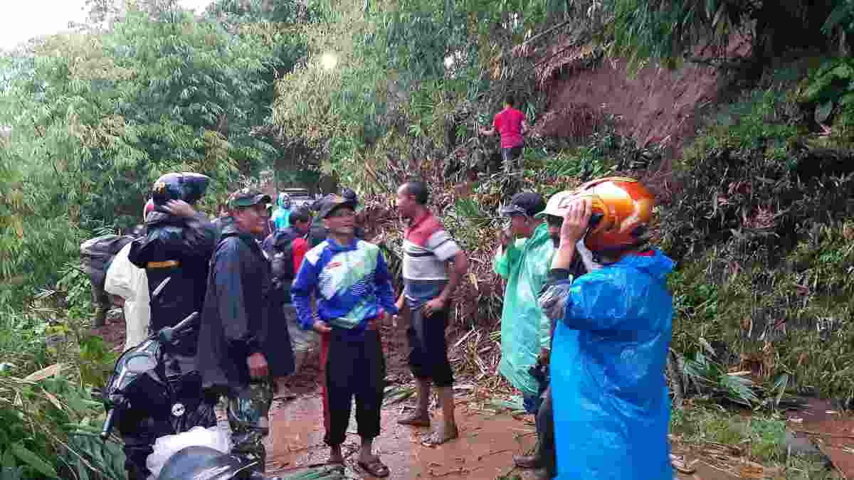 Longsor di Jalan Tanjungsari Genteng Sumedang