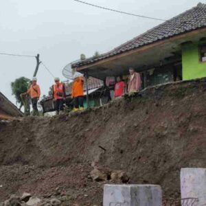 Tebing Longsor, 2 Rumah di Cimalaka Sumedang Terancam