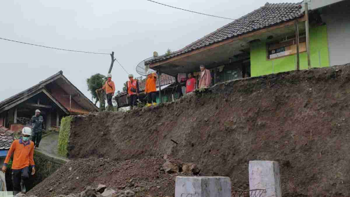 Tebing Longsor Ancam 2 Rumah di Cimalaka Sumedang