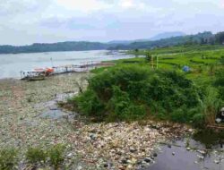 Waspada Tumpukkan Sampah di Pesisir Waduk Jatigede Sumedang