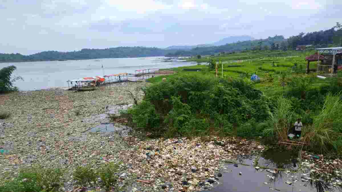 Tumpukkan Sampah di Waduk Jatigede Sumedang