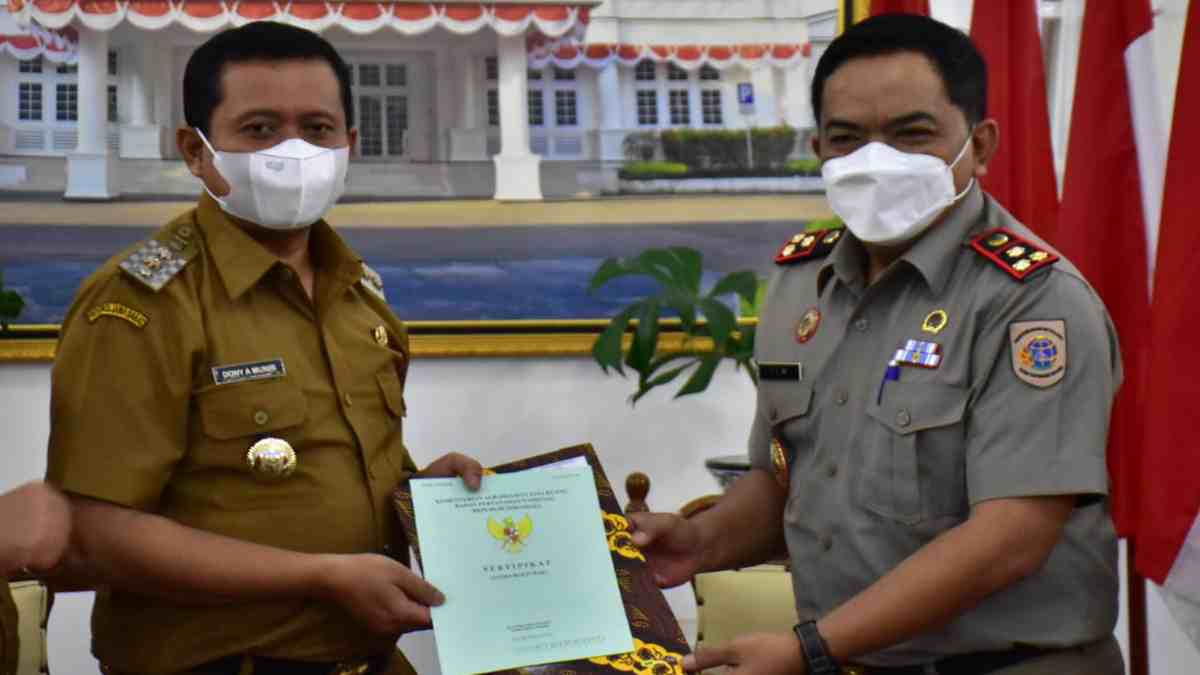 Bupati Terima 21 Sertifikat Hak Pakai Aset Pemkab Sumedang