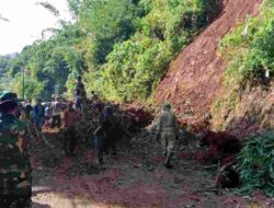 Longsor Tutup Akses Jalan Menuju Objek Wisata Citengah Sumedang