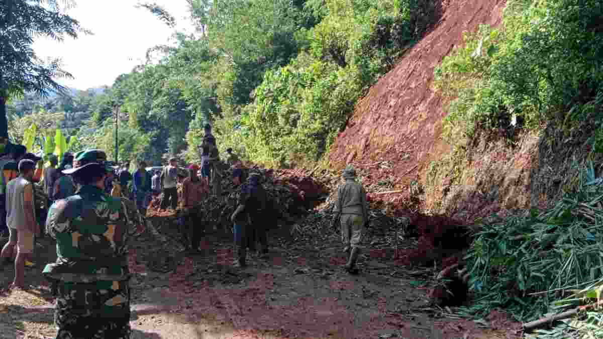 Longsor Tutup Akses Jalan Menuju Objek Wisata Citengah Sumedang