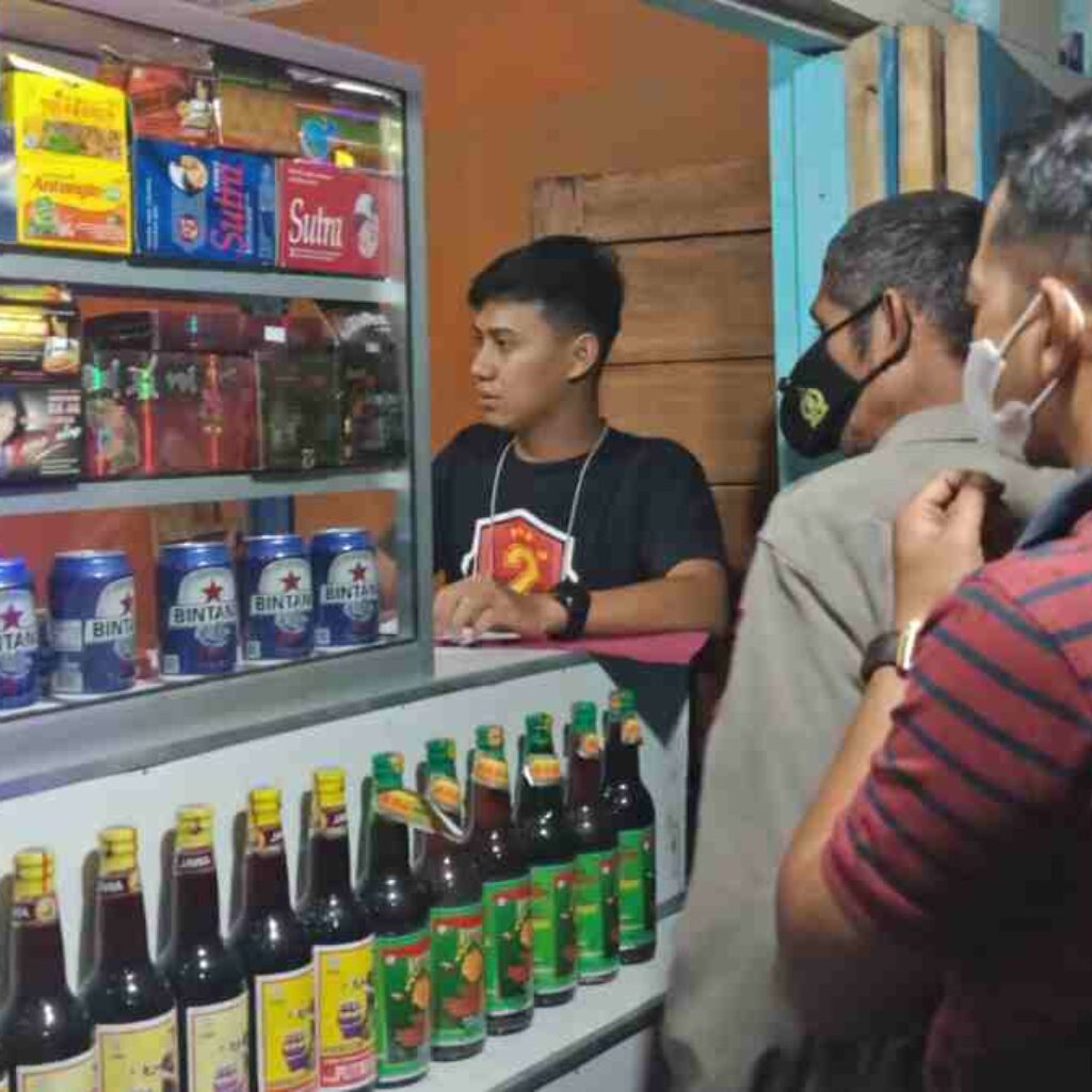 Polres Sumedang Sita 882 Botol Miras dan Puluhan Liter Tuak Jelang Nataru