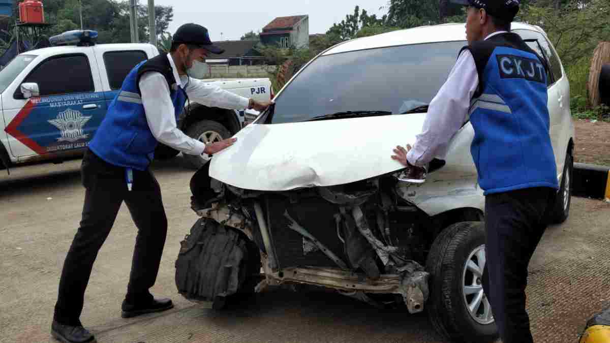 2 Mobil Jadi Korban Ekstremnya Tol Cisumdawu di Sumedang