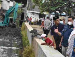 Tahun Baru Hari Pertama, Bupati Sumedang Lakukan Ini di Lokasi Banjir Jatinangor