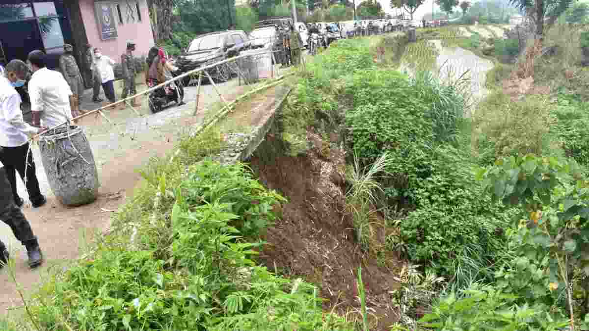 Jalan Tanjungsari-Genteng Sumedang Longsor dan Rusak Berat